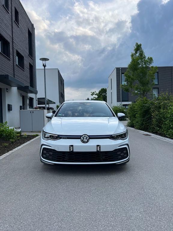 Weiß Gebraucht 2021 VW Golf VIII GTE Limousine | 22.999 € (Fairer Preis) - Bild 1/4