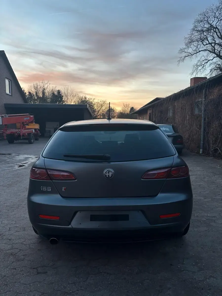 Second-hand Alfa Romeo 159 Ti 170 CP (125 kW) 2011 Argintiu Break
