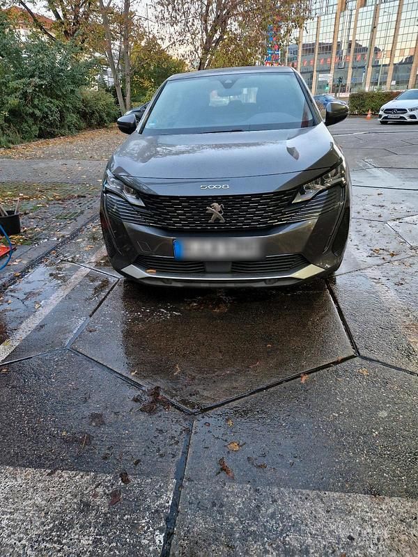 Grau Gebraucht 2022 Peugeot 5008 Van / Kleinbus | 24.000 € - Bild 1/4