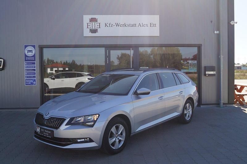 Silber Gebraucht 2017 Skoda Superb Ambition Kombi | 17.999 € (Fairer Preis) - Bild 1/4
