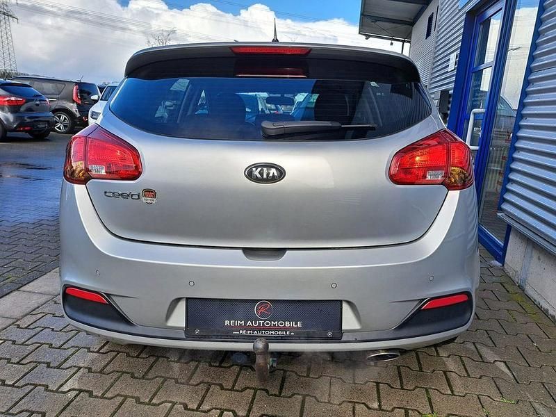 Gebraucht Kia Ceed DREAM-TEAM Edition 135 PS (99 kW) 2015 Machine silver Kleinwagen