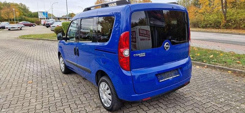 Second-hand Opel Combo Edition 95 CP (69 kW) 2015 Albastru Monovolum