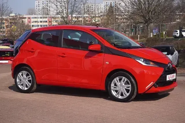 Second-hand Toyota Aygo 69 CP (50 kW) 2016 Roșu Hatchback