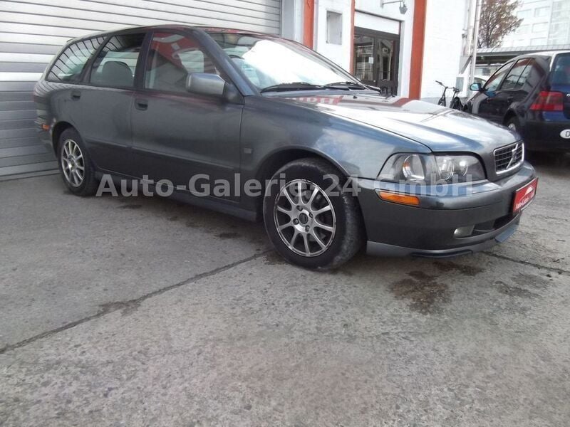 Schwarz Gebraucht 2004 Volvo V40 Standard Kombi | 2.899 € (Teuer) - Bild 1/4