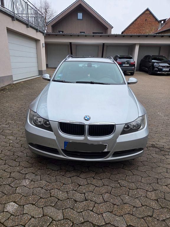 Gebraucht BMW 320 150 PS (110 kW) 2007 Grau Kombi