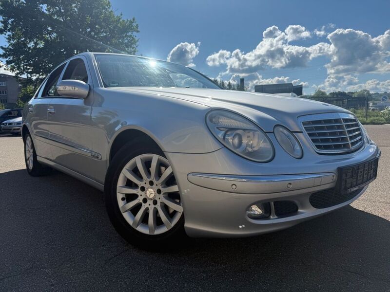 Silver metallic Gebraucht 2005 Mercedes E220 Limousine | 3.999 € (Fairer Preis) - Bild 1/4