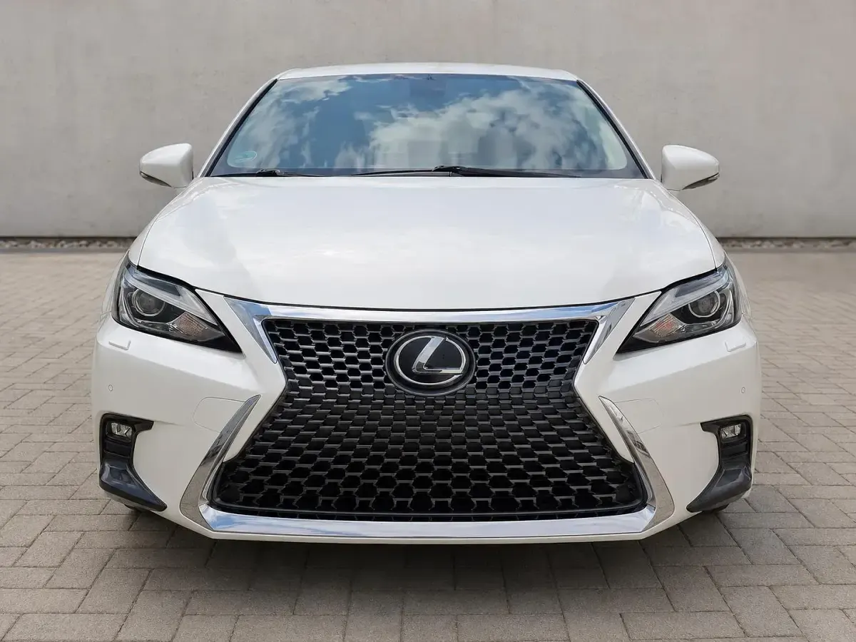 Gebraucht Lexus CT200h 136 PS (100 kW) 2019 Weiß Kleinwagen
