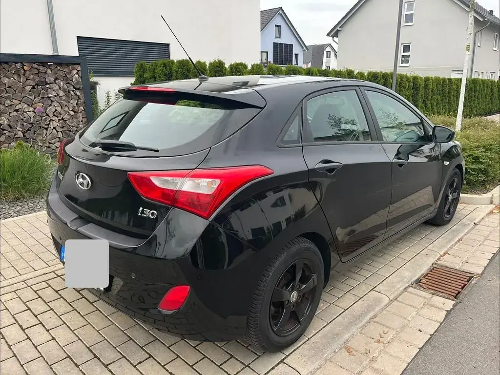 Gebraucht Hyundai i30 Classic 99 PS (72 kW) 2013 Schwarz Limousine