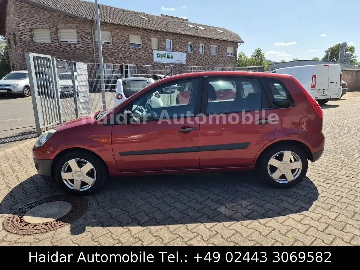 Gebraucht Ford Fiesta Ambiente 80 PS (58 kW) 2009 Rot Kleinwagen