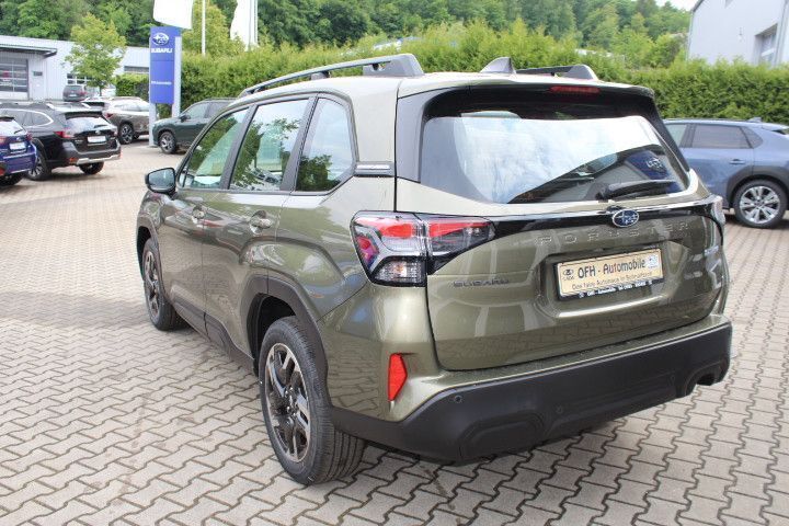 Neu Subaru Forester Trend 136 PS (100 kW) 2025 Grün SUV