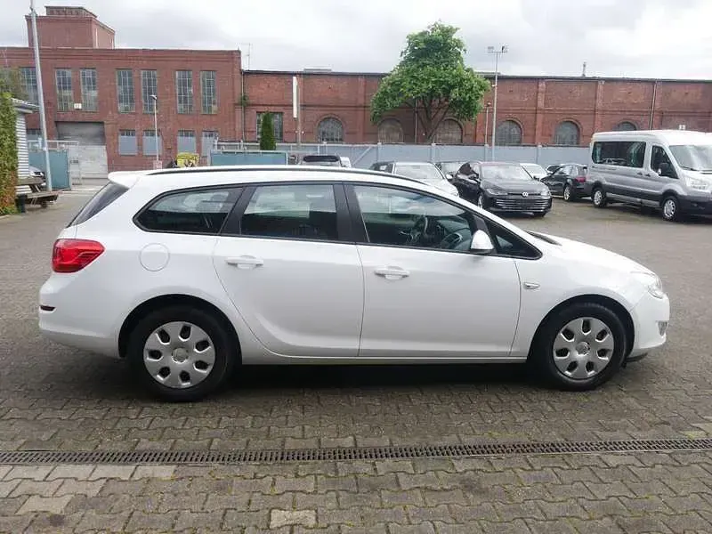 Używany Opel Astra Design Edition 110 KM (80 kW) 2012 Biały Kombi