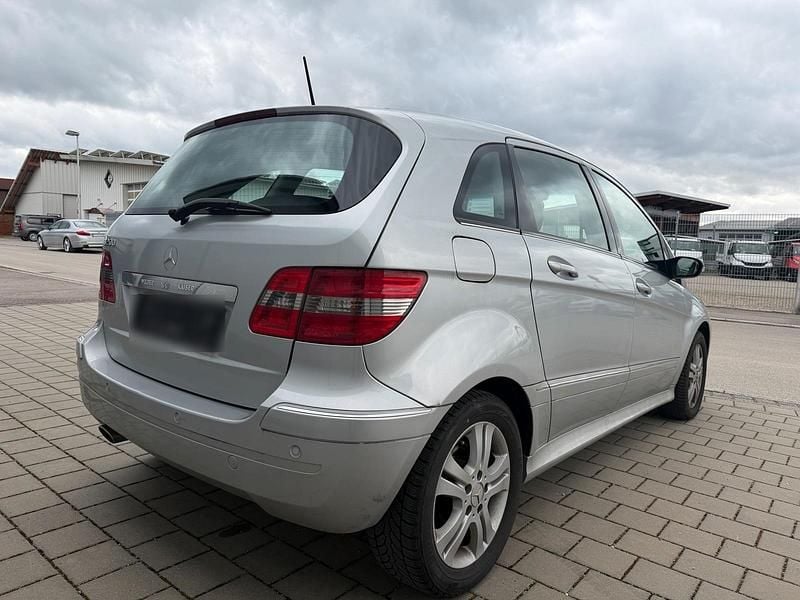 Gebraucht Mercedes B200 136 PS (100 kW) 2011 Silber Van / Kleinbus