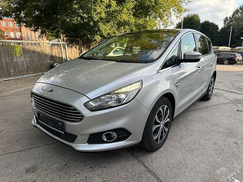 Grau Gebraucht 2016 Ford S-MAX Titanium Van / Kleinbus | 9.999 € (Fairer Preis) - Bild 1/4