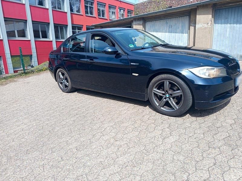 Gebraucht BMW 320 150 PS (110 kW) 2005 Blau Limousine