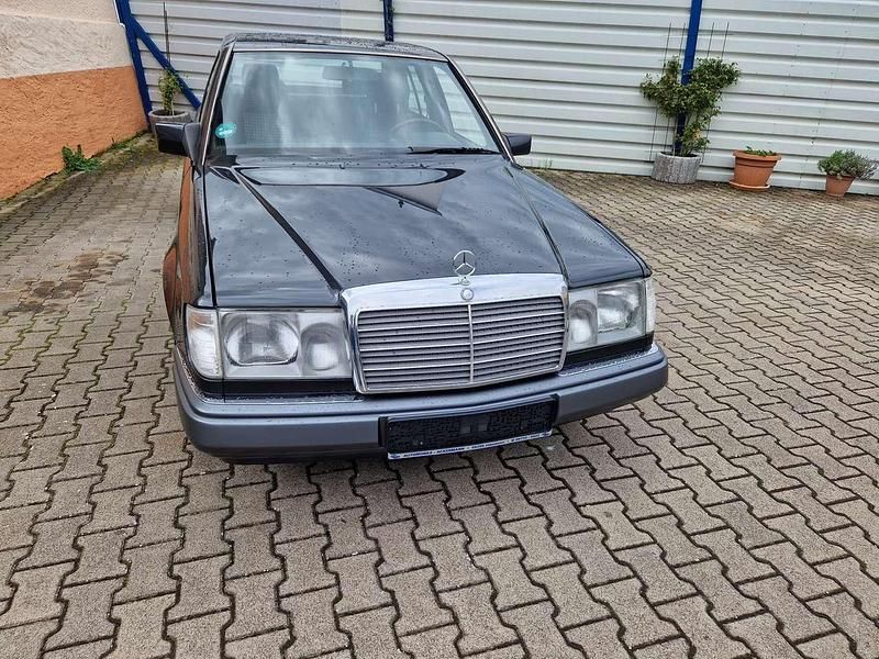 Schwarz Gebraucht 1992 Mercedes E230 Limousine | 6.900 € - Bild 1/4