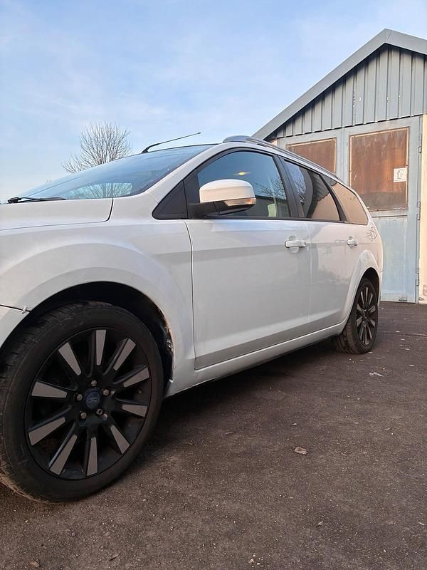 Gebraucht Ford Focus Titanium 125 PS (91 kW) 2009 Weiß Kombi