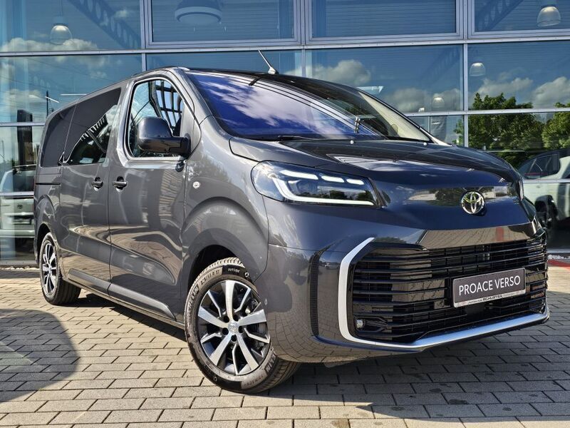 Titanium grey metallic Neu 2025 Toyota Proace Verso Team Kombi | 48.850 € (Fairer Preis) - Bild 1/4