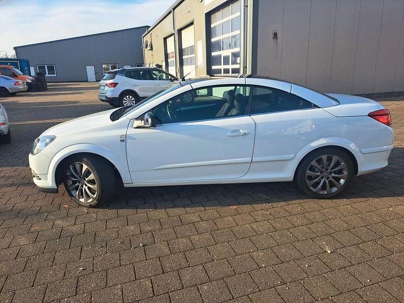 Gebraucht Opel Astra Cabriolet Edition 140 PS (102 kW) 2010 Weiß Cabrio