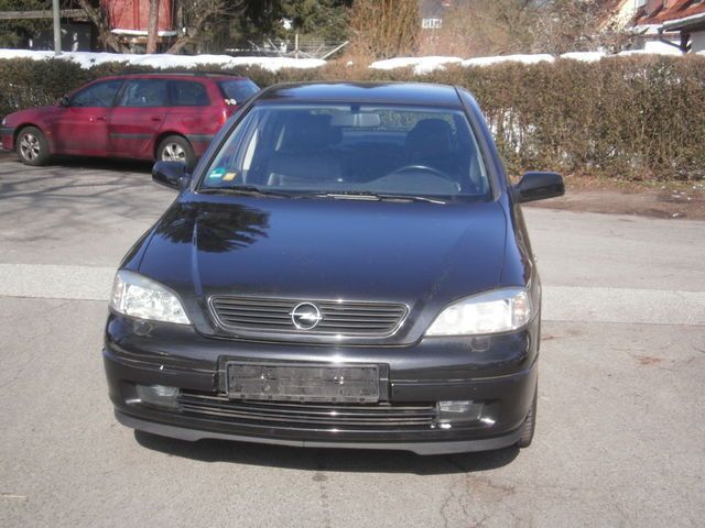 Schwarz metallic Gebraucht 2001 Opel Astra Selection Limousine | 3.500 € - Bild 1/4