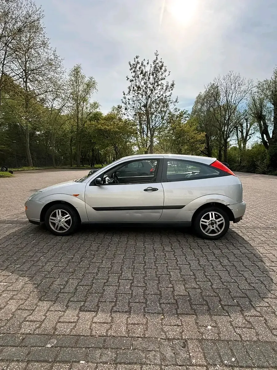 Brugt Ford Focus 75 HK (55 kW) 2001 Sølv Hatchback