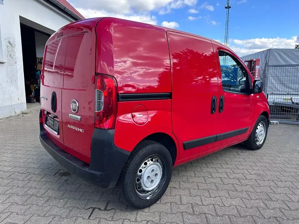 Gebraucht Fiat Fiorino Basis 77 PS (56 kW) 2016 Rot Van / Kleinbus