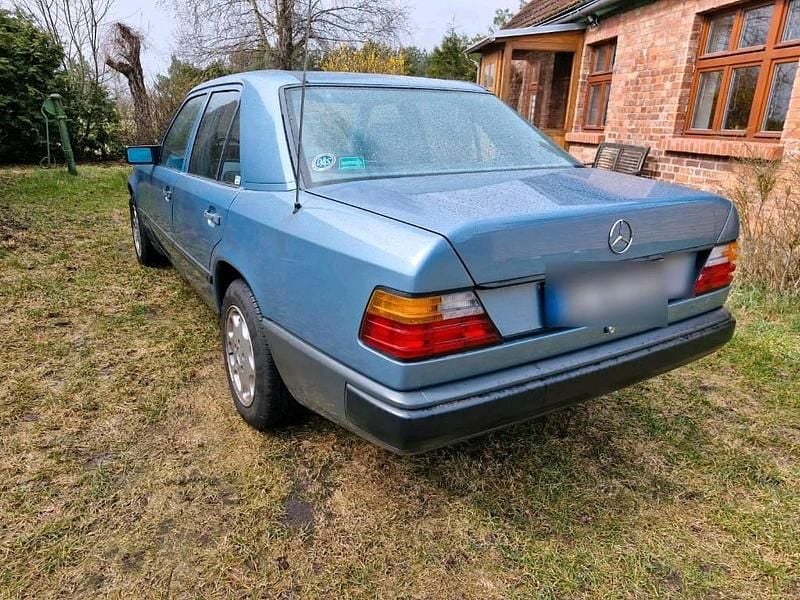 Gebraucht Mercedes E230 132 PS (97 kW) 1988 Blau Limousine