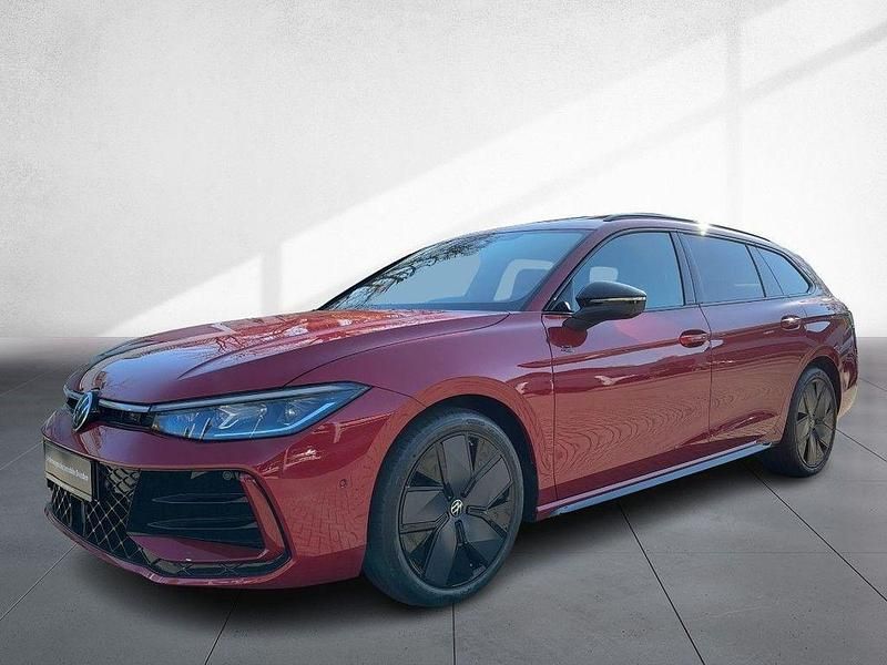 Gebraucht VW Passat R-line 150 PS (110 kW) 2024 Chilirot metallic Kombi