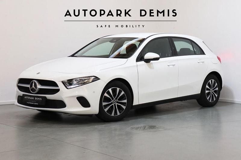 Weiß Gebraucht 2021 Mercedes A180 Limousine | 18.855 € (Guter Preis) - Bild 1/4
