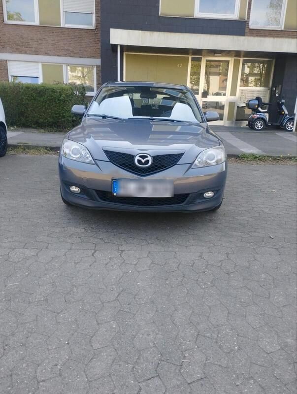 Grau Gebraucht 2006 Mazda 3 Inclusive Limousine | 2.300 € (Etwas zu teuer) - Bild 1/4