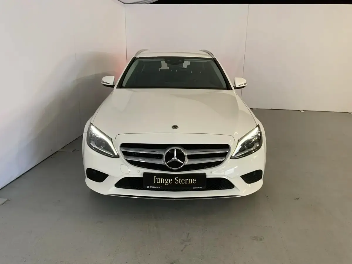 Gebraucht Mercedes C300e Exclusive 320 PS (235 kW) 2020 Unilack polarweiß Kombi