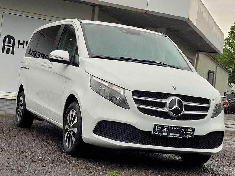 Bergkristallweiß metallic Gebraucht 2021 Mercedes V220 Van / Kleinbus | 33.850 € (Superpreis) - Bild 1/4