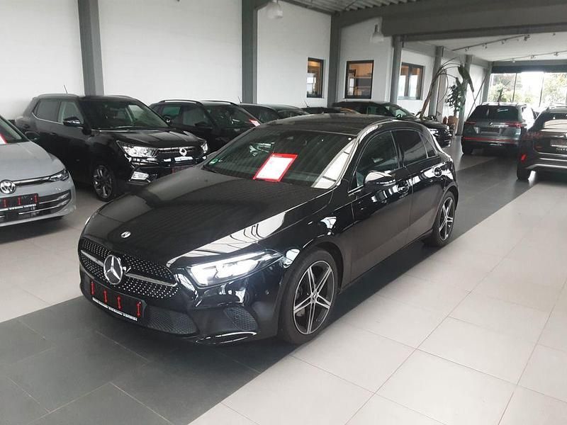 Kosmosschwarz (metallic) Gebraucht 2018 Mercedes A200 Limousine | 20.990 € (Fairer Preis) - Bild 1/4