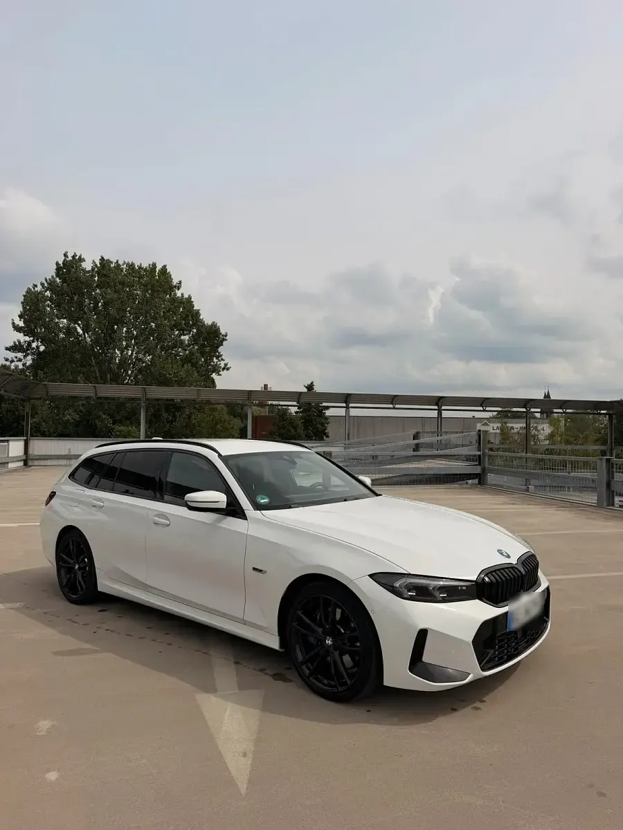 Gebraucht BMW 320e M Sport 204 PS (150 kW) 2022 Weiß Kombi