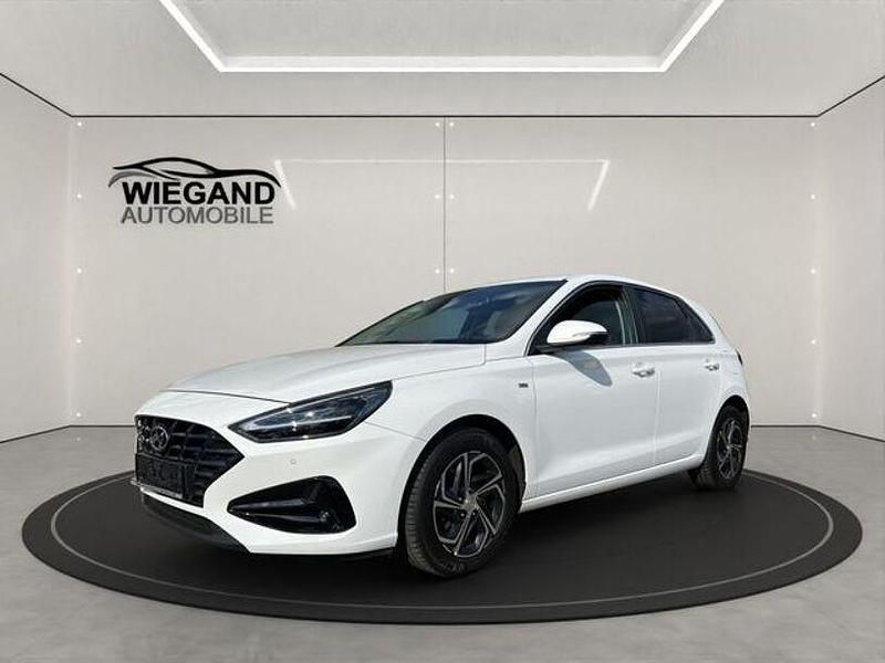 Weiß Gebraucht 2020 Hyundai i30 Trend Limousine | 17.450 € (Etwas zu teuer) - Bild 1/4