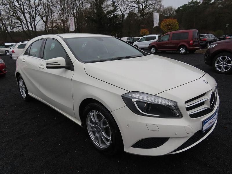 Gebraucht Mercedes A180 122 PS (89 kW) 2015 Weiß Limousine