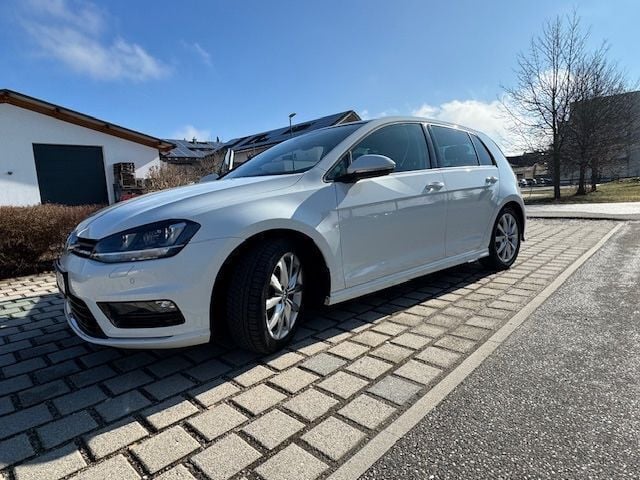 Weiß Gebraucht 2016 VW Golf VII Highline Limousine | 14.250 € (Fairer Preis) - Bild 1/4