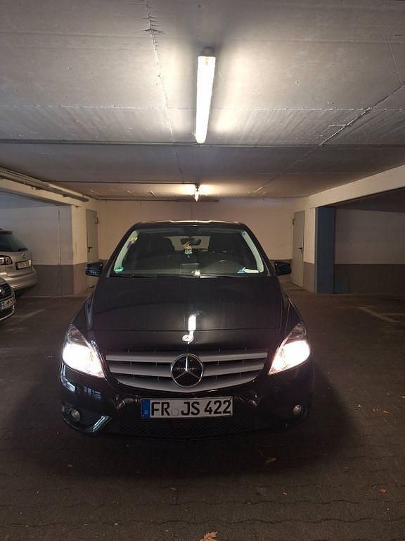 Gebraucht Mercedes B180 122 PS (89 kW) 2013 Schwarz Van / Kleinbus