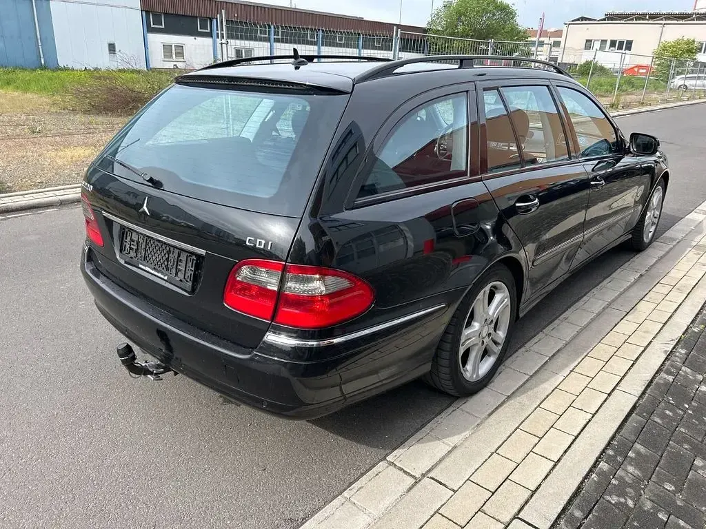 Usado Mercedes E220 Avantgarde 170 CV (125 kW) 2008 Negro Berlina