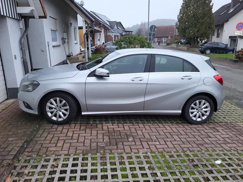 Gebraucht Mercedes A180 122 PS (89 kW) 2014 Silber Kleinwagen