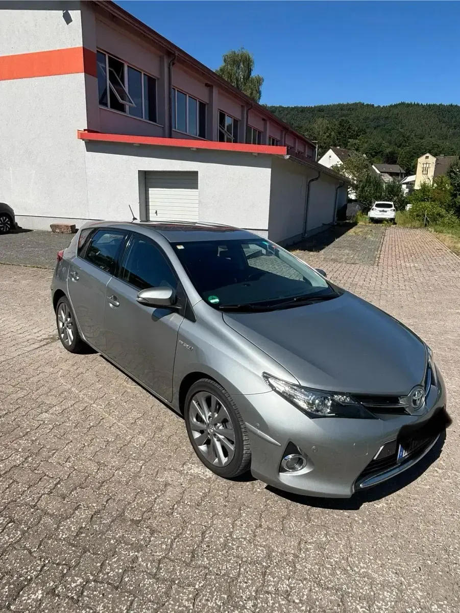 Gebraucht Toyota Auris Hybrid 136 PS (100 kW) 2013 Silber Kleinwagen