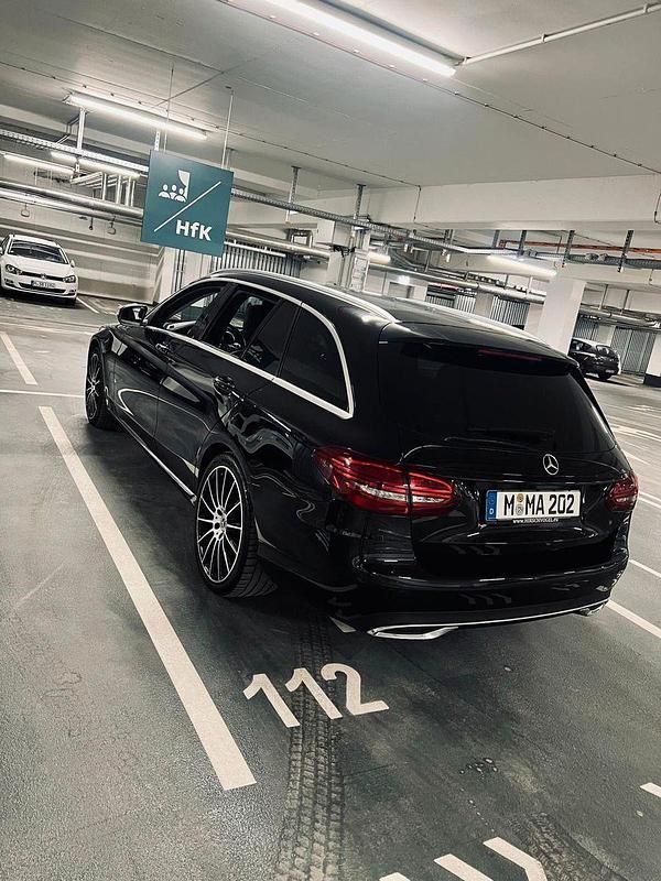 Schwarz Gebraucht 2018 Mercedes C180 Kombi | 18.300 € (Etwas zu teuer) - Bild 1/4