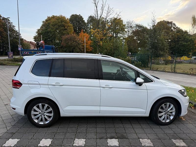 Gebraucht VW Touran Highline 179 PS (131 kW) 2017 Weiß Van / Kleinbus