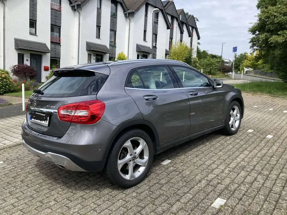 Gebraucht Mercedes GLA220 Edition 184 PS (135 kW) 2019 Grau SUV