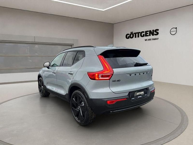 Neu Volvo XC40 Plus 163 PS (119 kW) 2026 Grau SUV