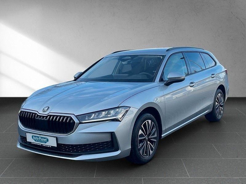 Neu Skoda Superb Essence 150 PS (110 kW) 2025 Silber (aluminiumsilber metallic) Kombi