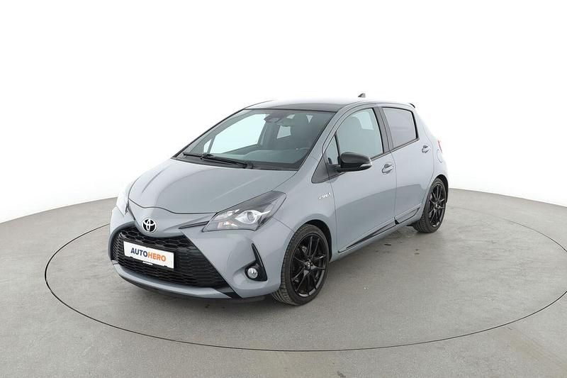 Grau Gebraucht 2020 Toyota Yaris Sport Limousine | 16.140 € - Bild 1/3