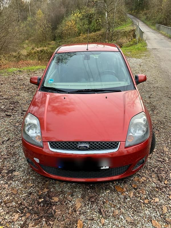Rot Gebraucht 2006 Ford Fiesta Kleinwagen | 1.950 € - Bild 1/4