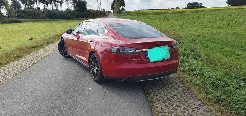 Second-hand Tesla Model S 309 kW (421 CP) 2015 Roșu Hatchback