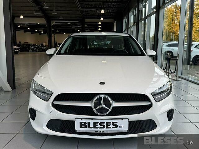 Gebraucht Mercedes A180 136 PS (100 kW) 2021 Unilack polarweiß Limousine