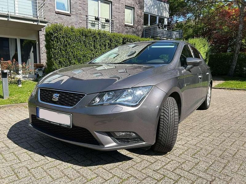 Grau Gebraucht 2015 Seat Leon Limousine | 10.990 € (Fairer Preis) - Bild 1/3